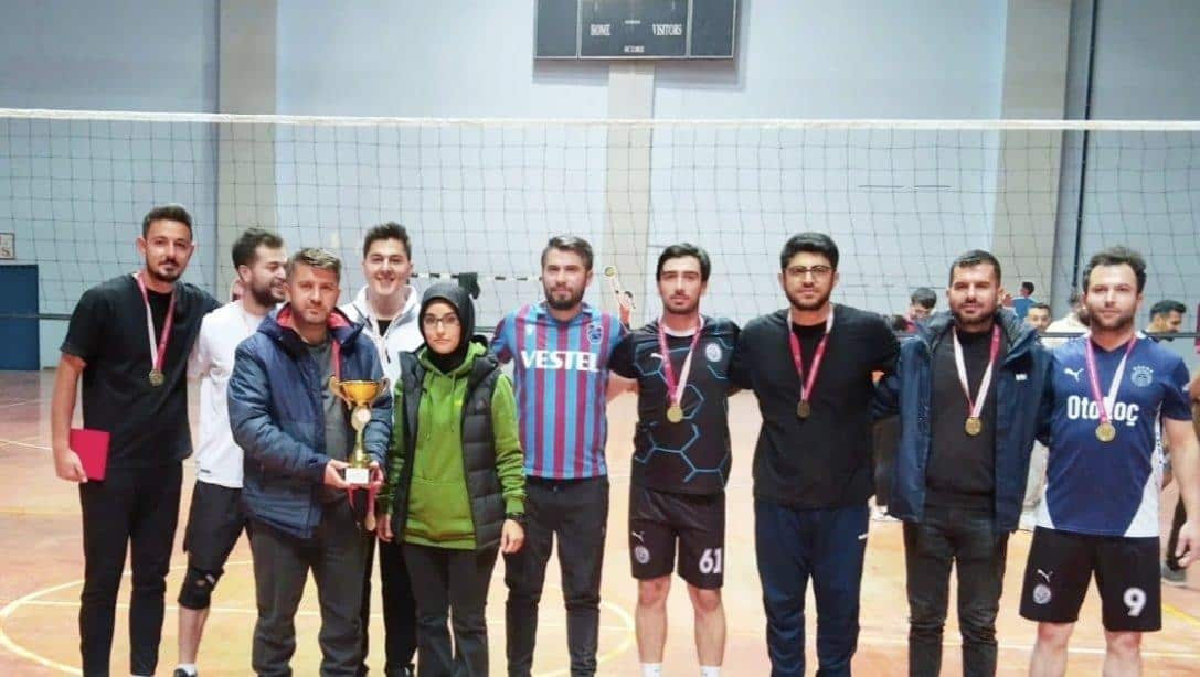 ÖĞRETMENLER ARASI VOLEYBOL TURNUVASI MUHTEŞEM FİNALLE SONA ERDİ